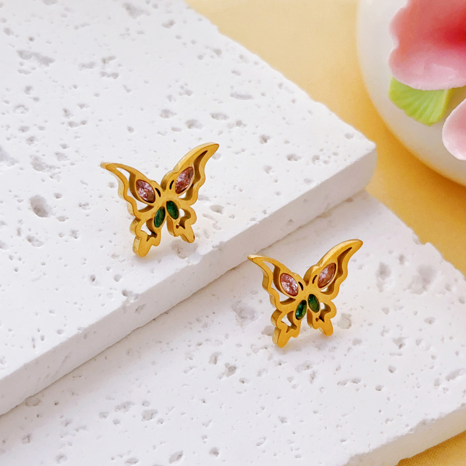 Zircon, diamante de color, mariposa, acero de titanio, pendientes, mujeres, estilo de lujo ligero europeo y americano, temperamento dorado, moda, no se desvanece, joyería de estilo frío