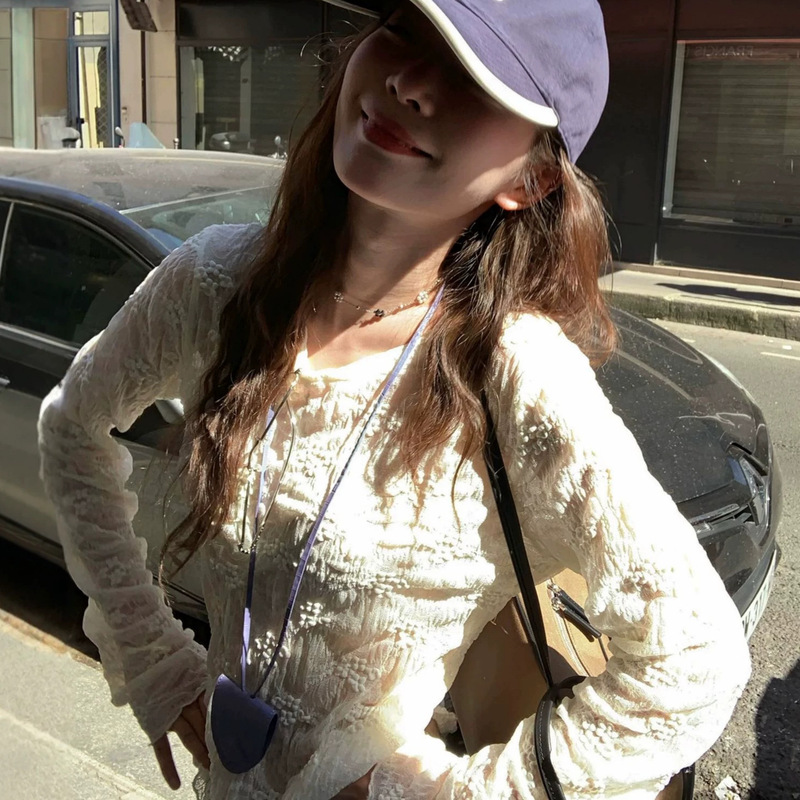 All members of 'South Korean Unnie' have kept one for themselves: a breathable, soft, and airy Korean women's relaxed round-neck top made of lace All members of 'South Korean Unnie' have kept one for themselves: a breathable, soft, and airy Korean women's relaxed round-neck top made of lace