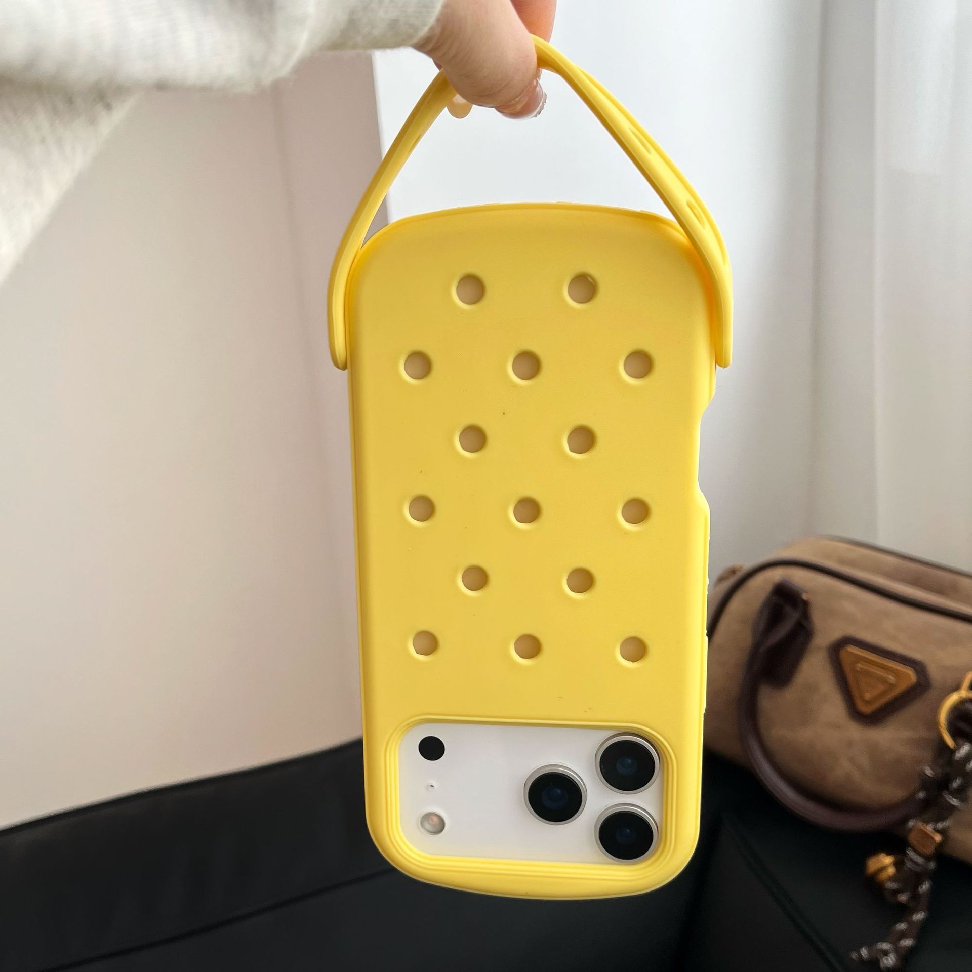 Aplicable para iPhone17ProMax zapatillas agujero agujero estuche de teléfono celular disipación de calor silicona protector a prueba de caídas Apple 17Pro