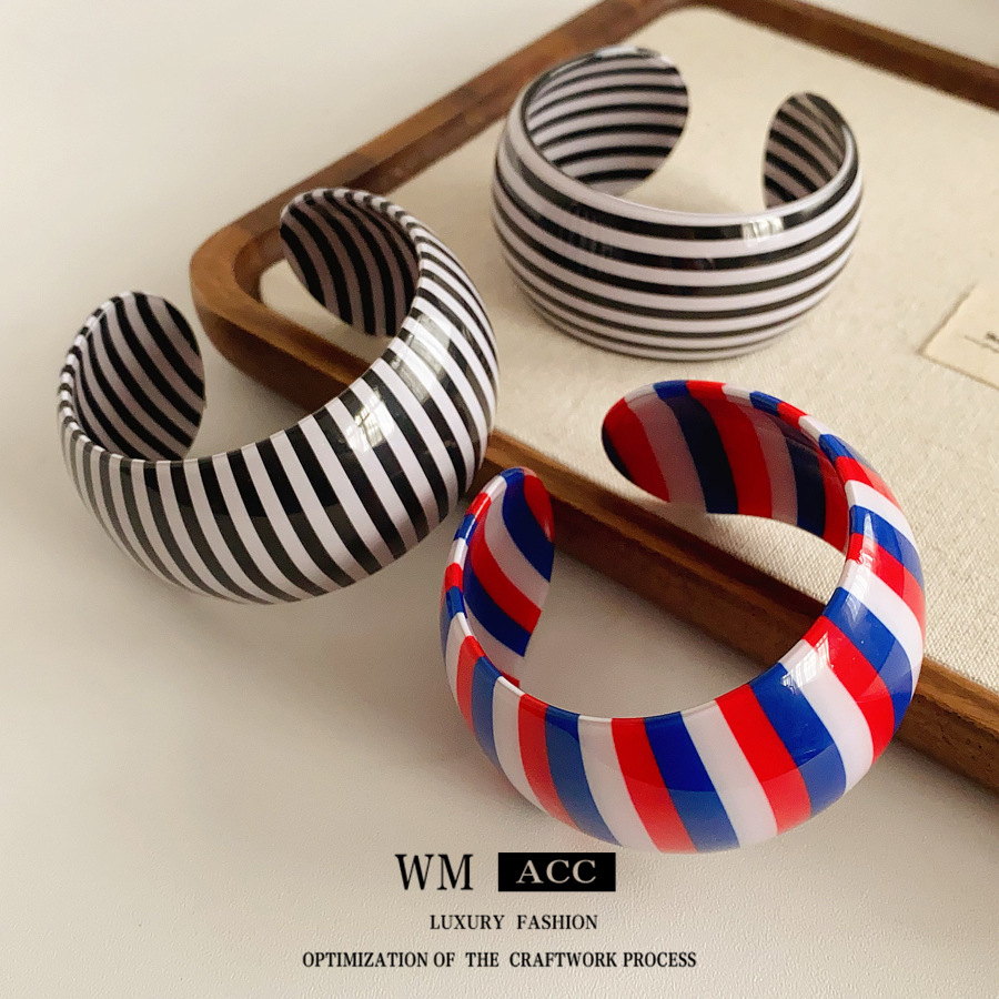 Brazalete abierto ancho a rayas transfronterizas europeas y estadounidenses simple estilo personalidad de diseño de pulsera universal nicho joyas para mujeres