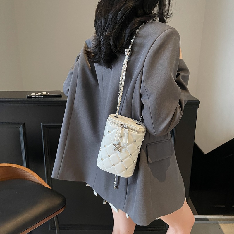 Versión coreana del pequeño bolso de cubo de viento de fragancia 2025 nuevo bolso femenino de cadena estilo extranjero bolso de hombro con diamantes bolso de mensajero de hilo bordado de diamantes