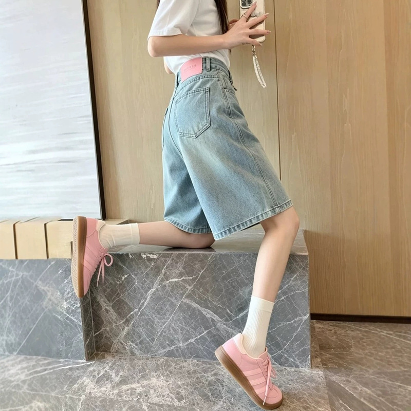 Light-Colored Wide-Leg Denim Shorts for Women, 2026 Summer New Style, High-Waisted, Loose Fit, Slimming, Hip-Covering, Mid-Length Straight Pants Light-Colored Wide-Leg Denim Shorts for Women, 2026 Summer New Style, High-Waisted, Loose Fit, Slimming, Hip-Covering, Mid-Length Straight Pants