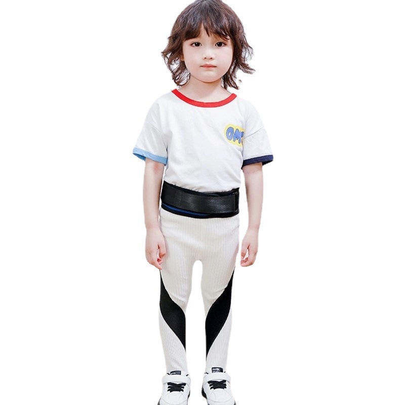 子供の足の内がひっくり返って垂れ下がっている外の八の字の矯正器の足の型は形を正して歩いて子供の内の八の字の矯正器を持ちます。|undefined