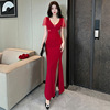 Low cut dress， tight fitting， buttocks wrapped， split temperament， long skirt