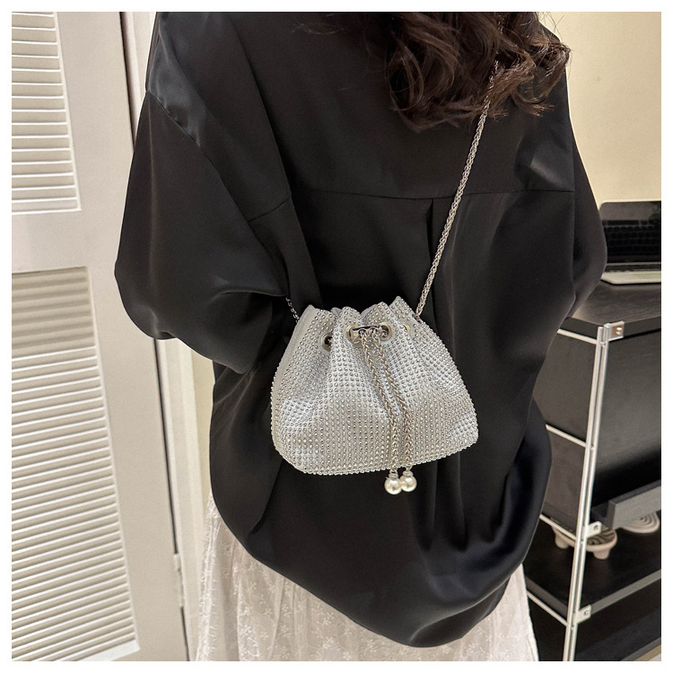 Dames tas met koordsluiting en strass steentjes met ketting_voghion.com