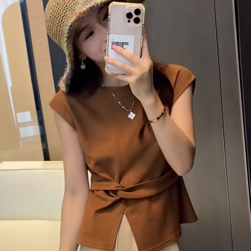 夏の新スタイルフライングスリーブピンチウエストツイストヘムスリットTシャツスリムでファッショナブルで多用途な女性用TシャツA4182|undefined