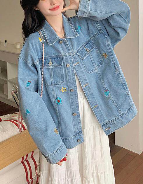 Áo khoác denim nữ thêu họa tiết, dáng suông, tay dài, cổ polo — màu xanh (chất lượng cao) chi tiết 1