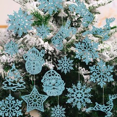 クリスマスパーティーの背景装飾品は、雪のクリスマスツリーを吊るすことができます。