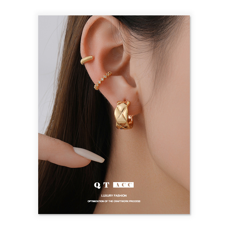 Europa, América, Francia, estilo refinado de alto nivel, tacos de orejas de cuadrícula de diamante elegantes, clips de hueso de orejas de viento de puerto, simplicidad, orejas de estilo de viaje universal.