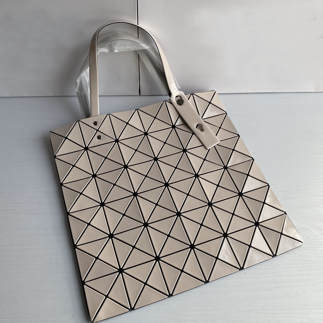 Classic shoulder bag with diamond pattern