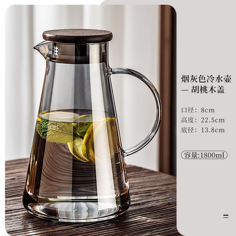 冷たい水筒のガラスは高温に耐えます。|undefined