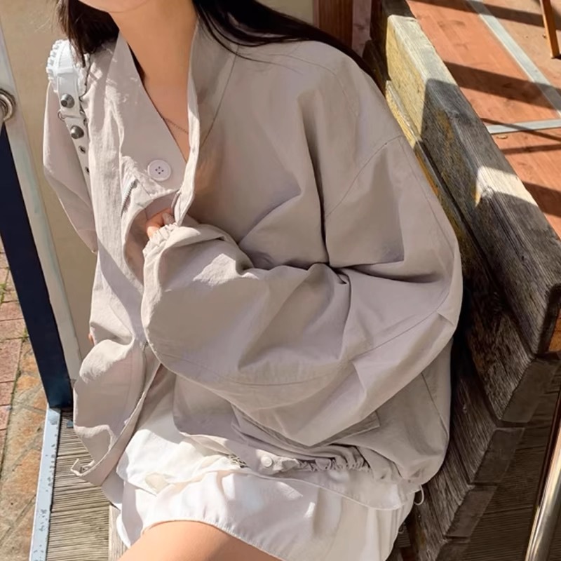 韓国のchi秋のシンプルなレトロな半高襟のゆったりとしたカジュアルなギャルデザインの長袖風衣コートの女性