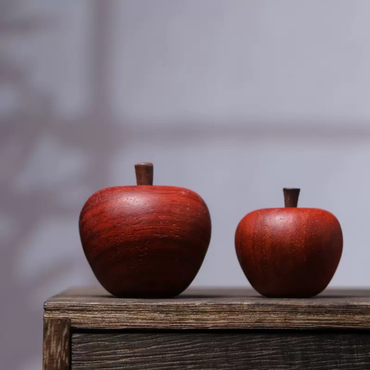 厂家批发圣诞装饰檀木苹果平安夜摆件雕刻文玩手把件车载茶桌装饰