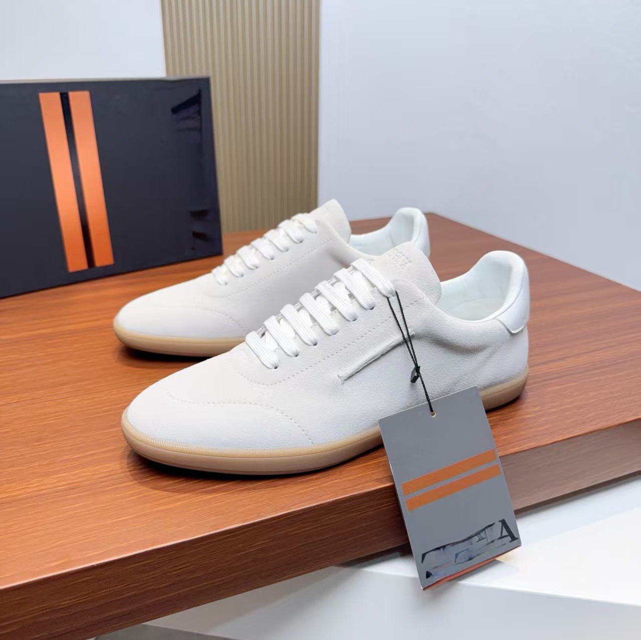 Estación europea nueva suela gruesa zapatos deportivos de hombre zapatos de cabeza redonda zapatos de negocios zapatos de cuero casuales de alta gama zapatos blancos pequeños