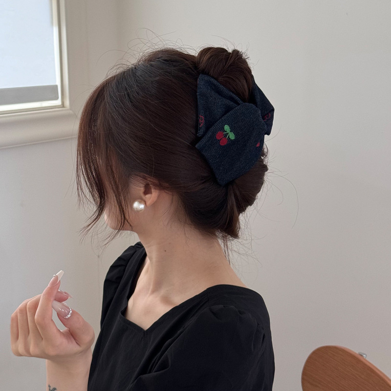 新しい高級感のあるカジュアルな三角形のヘアクリップ、女性用デニムチェリー柄ヘアピン、後頭部用シャーククリップ、ヘアアクセサリー|undefined