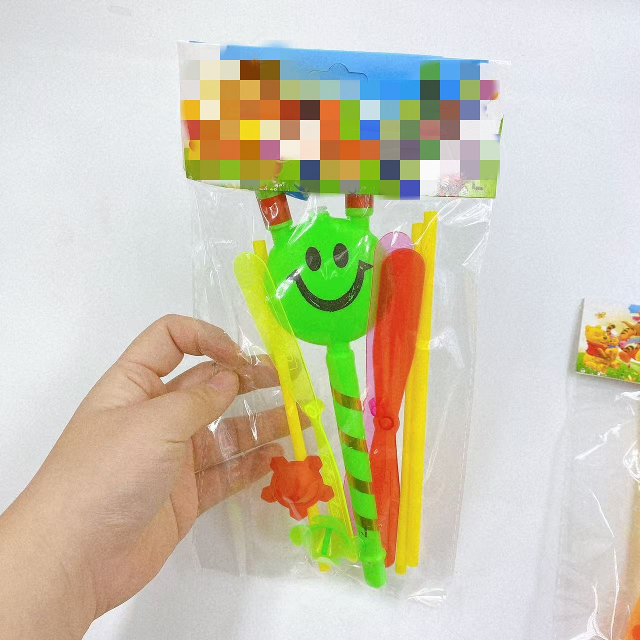 Juguetes para niños sonrientes dragones de bambú gran libélula pequeño conjunto de giroscopio atmósfera de fiesta de cumpleaños accesorios estand 2 yuanes