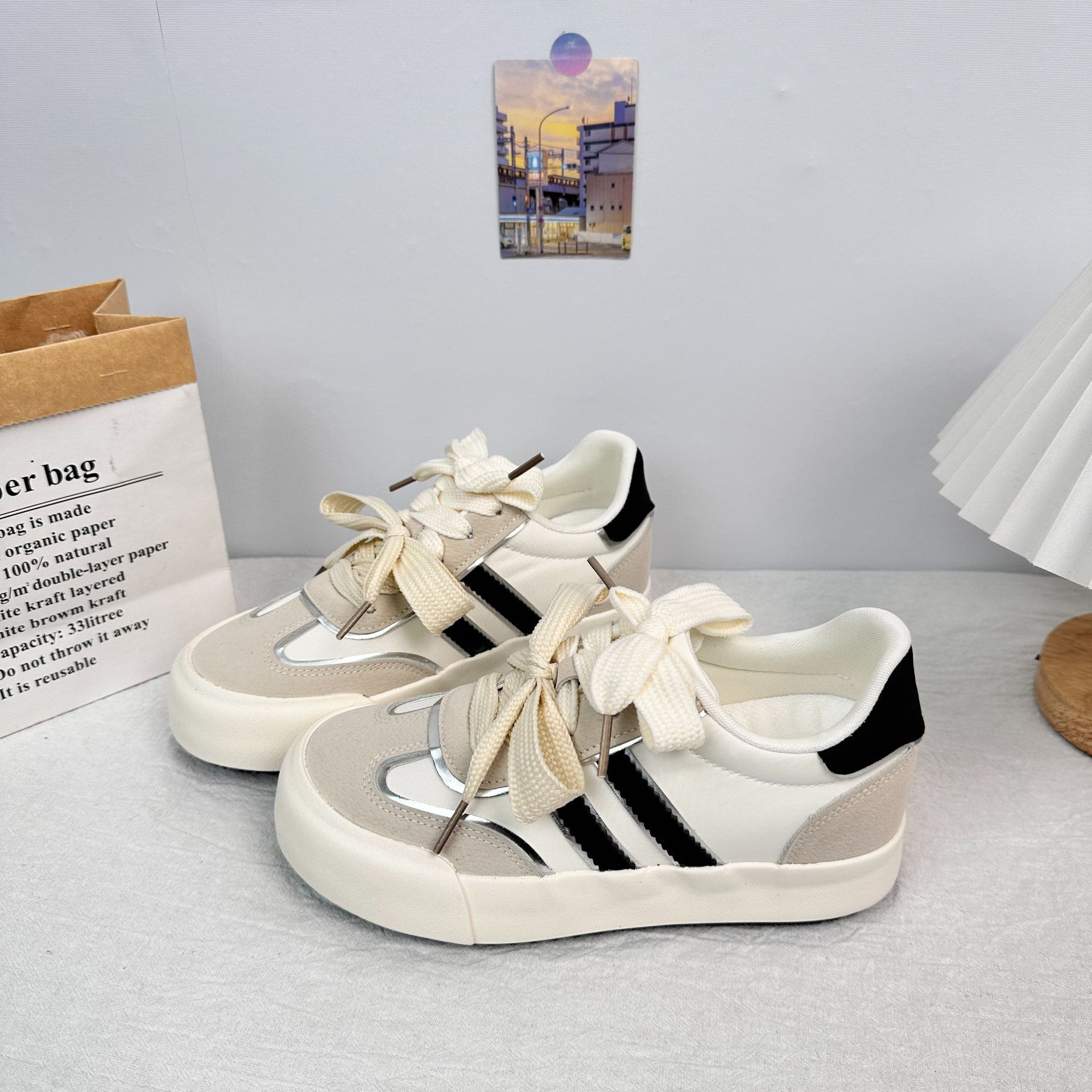 6642 estilo coreano estilo caliente zapatos de entrenamiento alemán nuevos zapatos de mujer 2025 primavera y otoño zapatos de punta redonda de todo fósforo plantillas de látex zapatos blancos