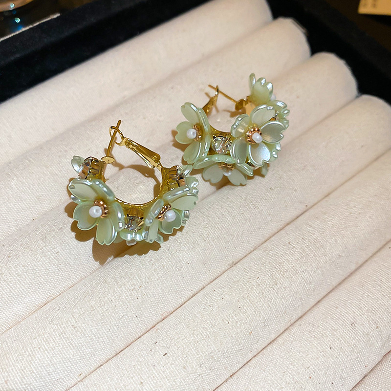 Aguja de plata Pendientes de racimo de flores de perla retro francesa Pendientes de mujer Lujo ligero Pendientes de temperamento elegante Sensación de nicho de alto nivel