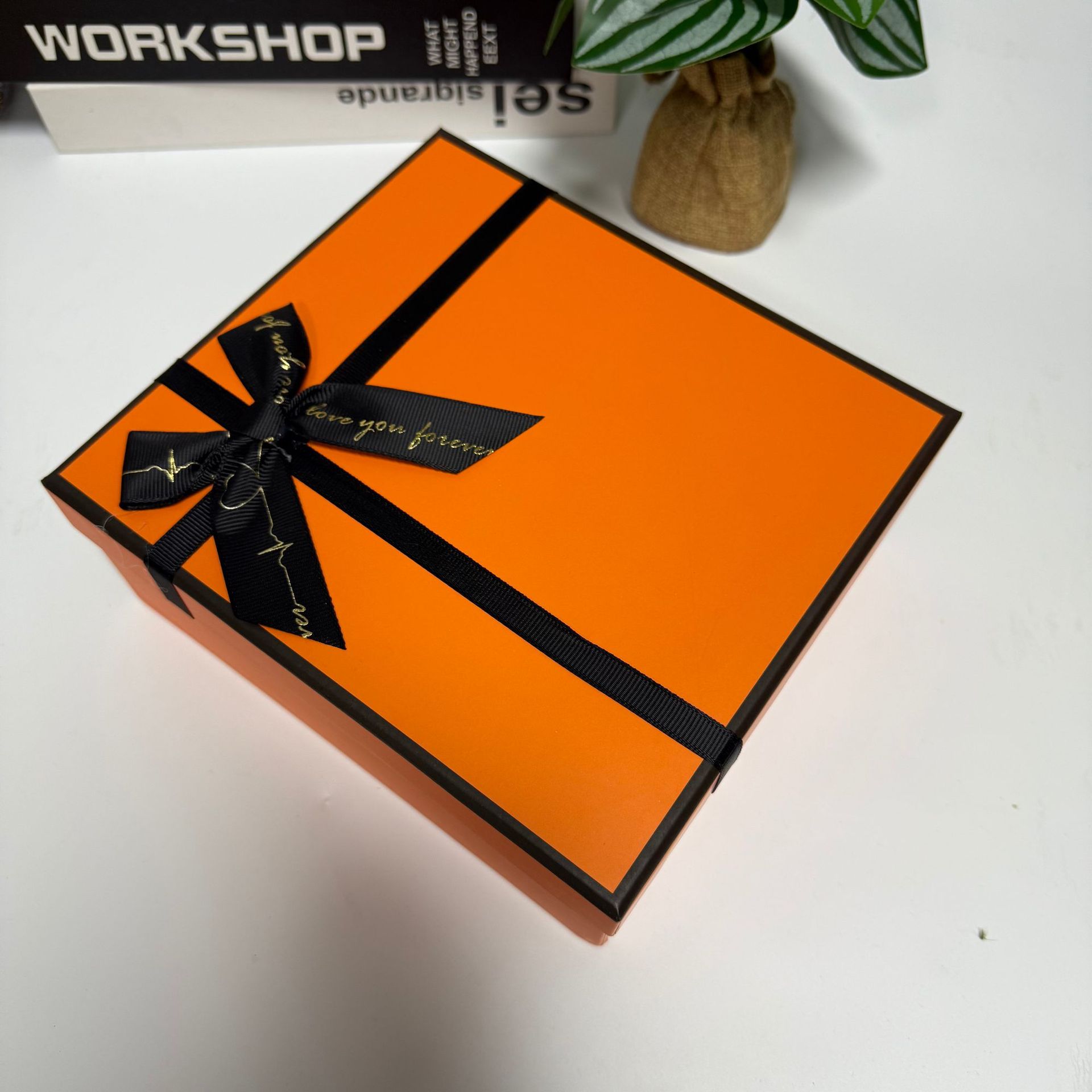 Коробка с откидной крышкой; коробка 20см*17,5см*8см