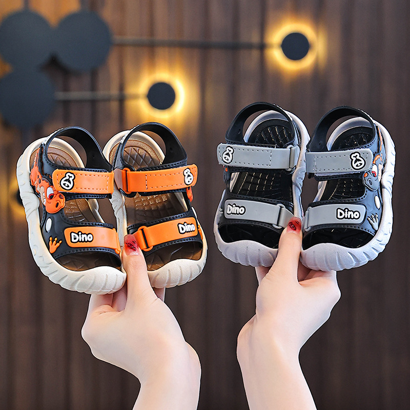 Sandalias para niños de nuevo estilo para niños 2025 verano nuevo estilo para niños pequeños, medianos y grandes zapatos de playa antideslizantes de fondo suave marea