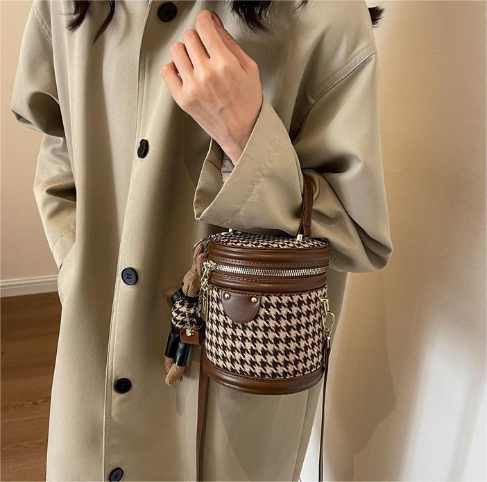 Bolsa de nicho de alto grado 2023 nueva bolsa de mujer bolsa de mensajero de pata de gallo popular bolsa de cubo portátil