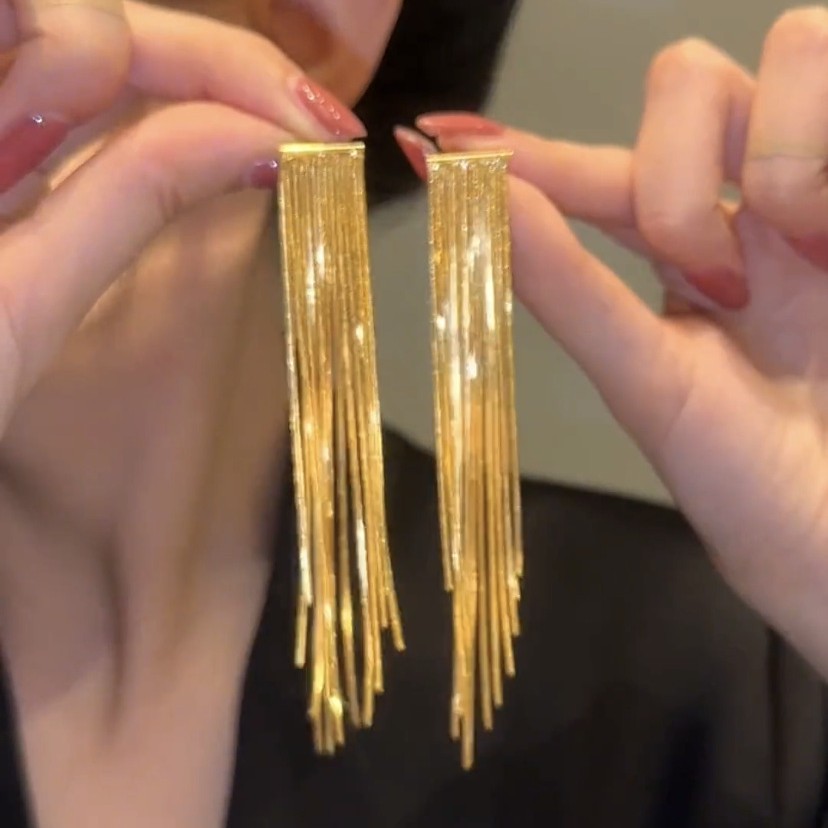 Pendientes de borla largos de alta gama pendientes de cadena de adelgazamiento dulce fresco elegante de las mujeres pendientes de lujo de luz de oro real