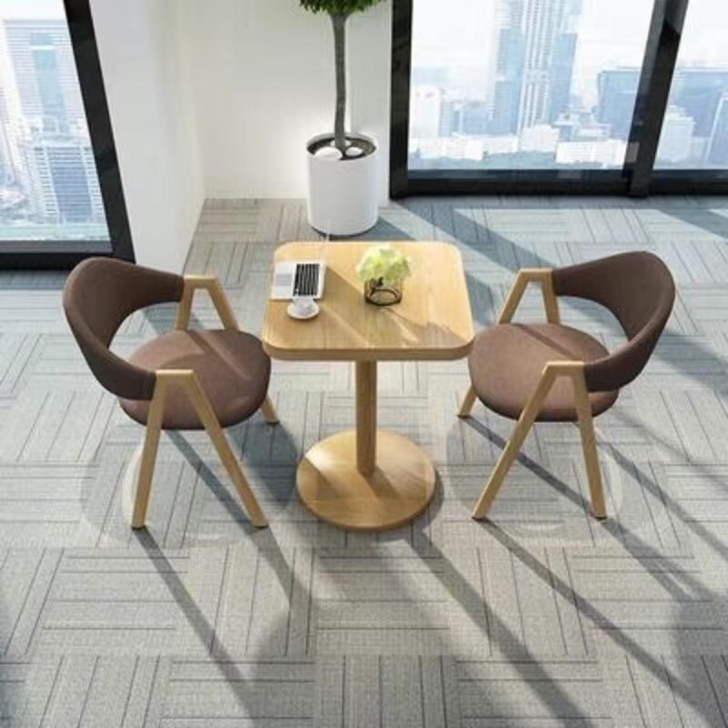 두꺼운 기둥이 있는 원목 사각 테이블 - 카부