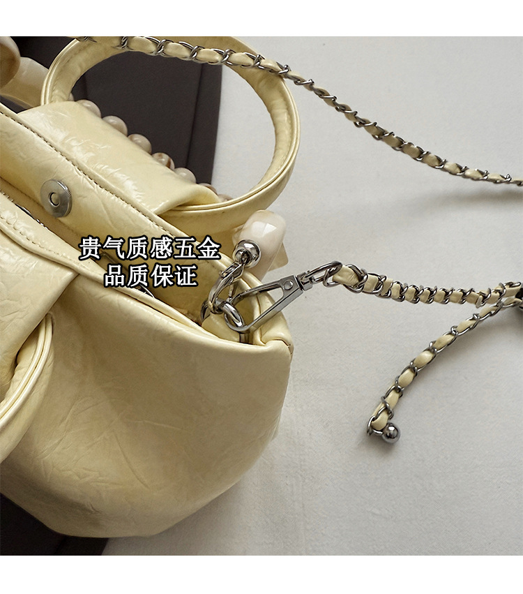 A stylish and trendy beaded bag for women, a new summer chain crossbody cloud bag for women in 2025 Application Scenario
