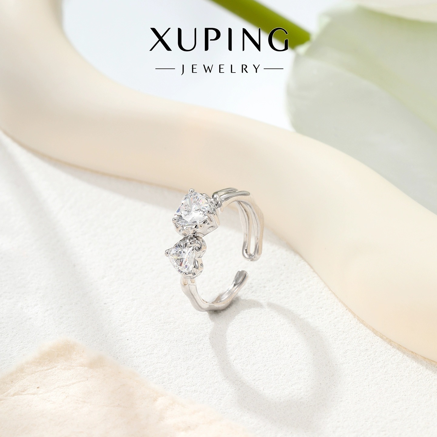 Xuping nuevo zircon simple y elegante anillo abierto de doble amor anillo de aleación de cobre chapado en blanco