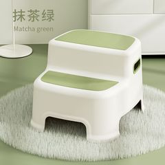 子供の洗面台は腰掛けを踏んで足の腰掛けをします。