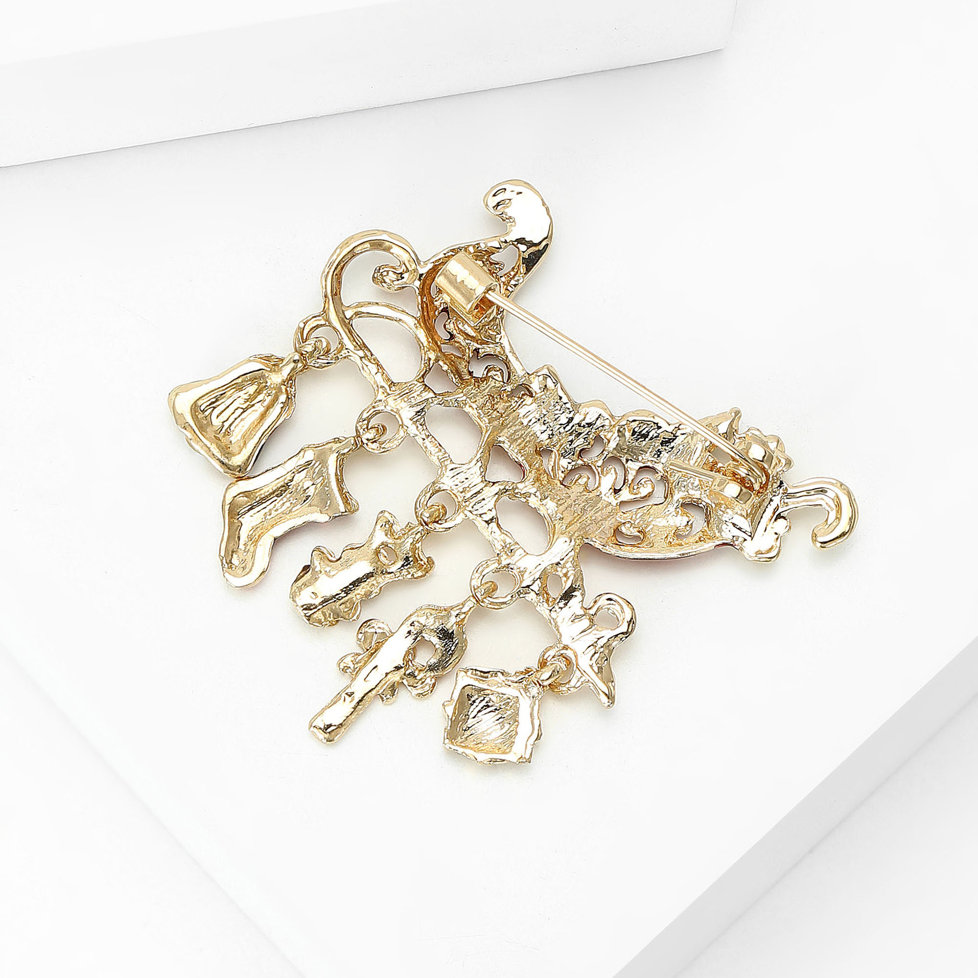Oil-Drip Enamel Christmas Car Series Brooch, Fashionable Alloy Sleigh Car Brooch, Holiday Accessory Brooch, Versatile