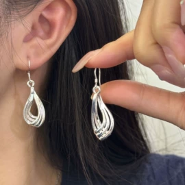 耳钉;耳环;胸针