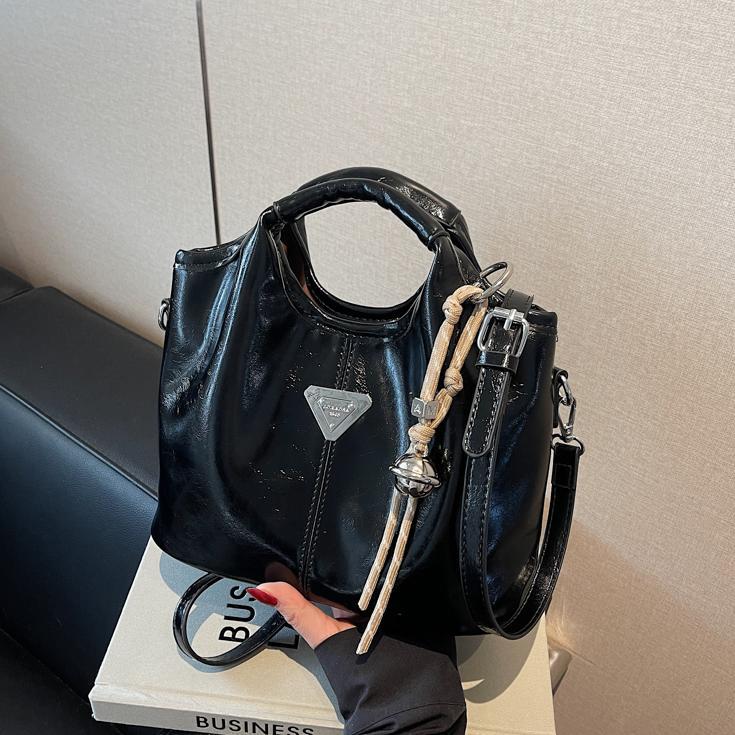 Popular bolso de mano super caliente para mujeres 2025 nueva moda versátil bolso de hombro para viajar bolso de cubo de textura superior