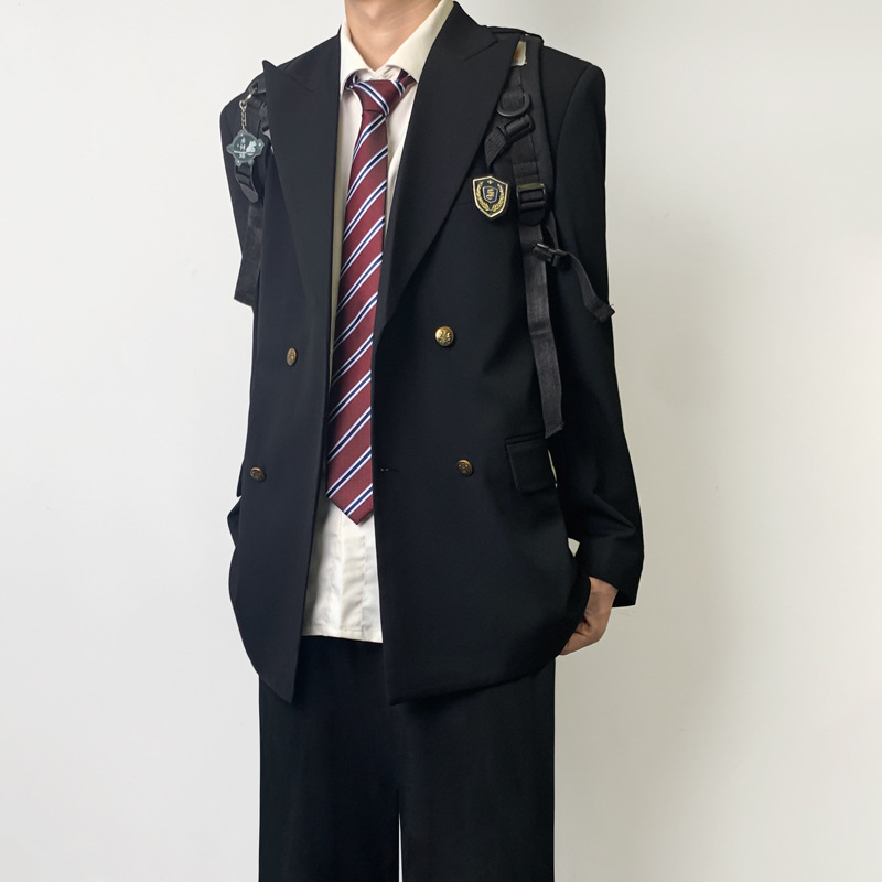 검은색 정장 재킷(배지 포함)