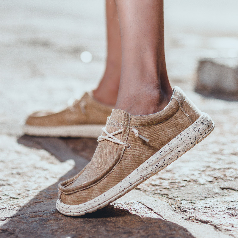 2025 al por mayor de primavera de mediana edad nuevos zapatos casuales de hombre zapatos de tela transpirables zapatos de lona PU ligeros zapatos de pedaleos