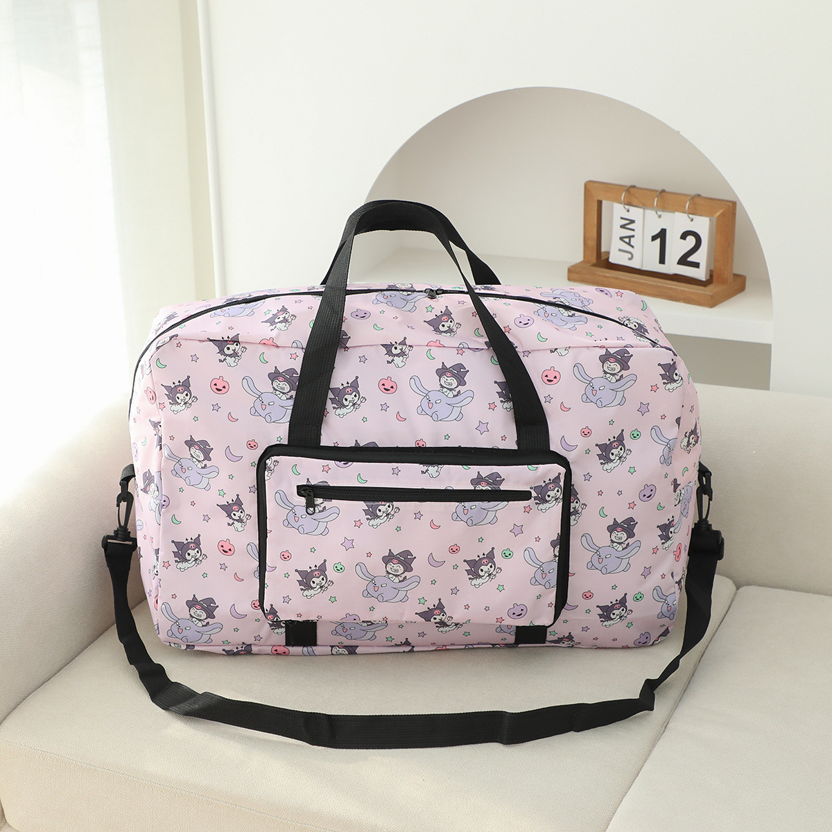 虹熊クロミ大容量手提げ旅行袋は旅行箱のポールに挿してもいいです。