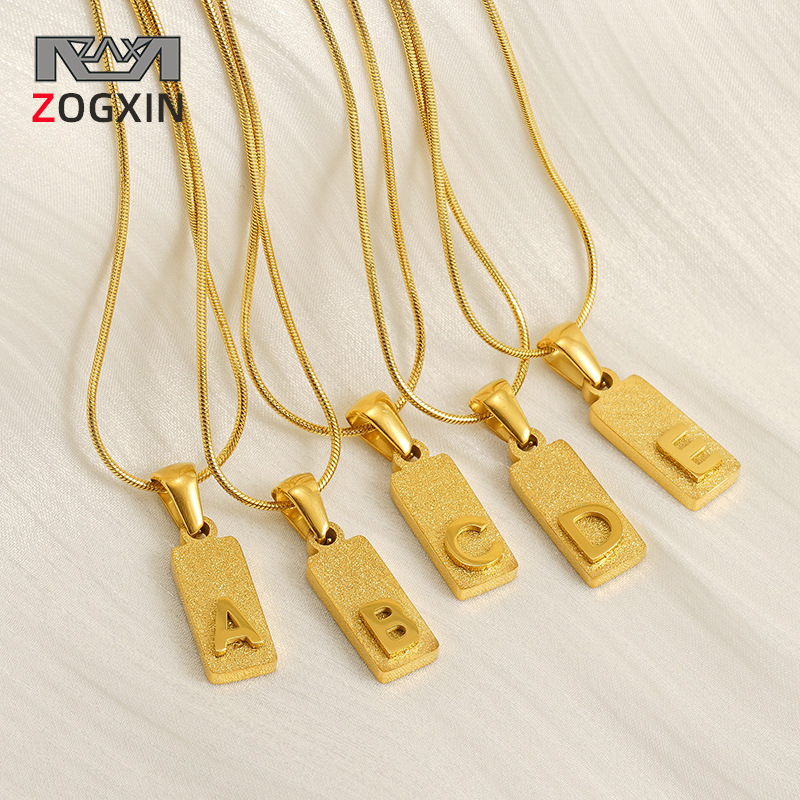 Europa y los Estados Unidos INS viento oro 26 letras colgante de letras de oro de acero inoxidable mujer collar de cadena de clavícula de letras