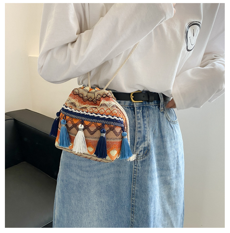 The 2022 new trendy and fashionable fringed bucket bag, a single-shoulder personalized crossbody bag with ethnic style undefined