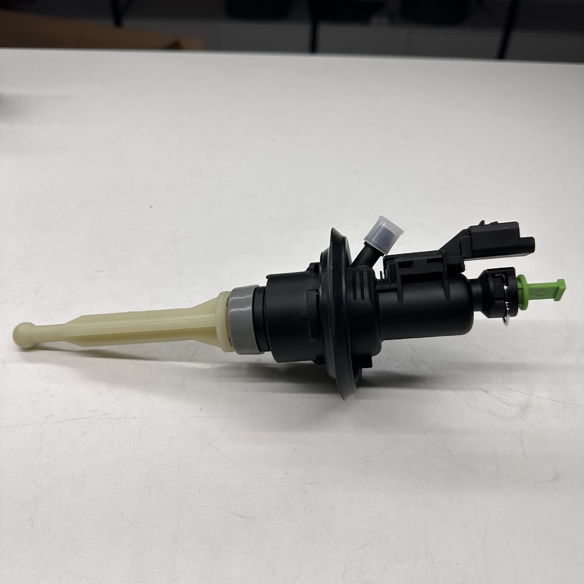 Suitable for Peugeot 308 Clutch Master Cylinder Valeo 9674259580 (3 Pins) 9674259680