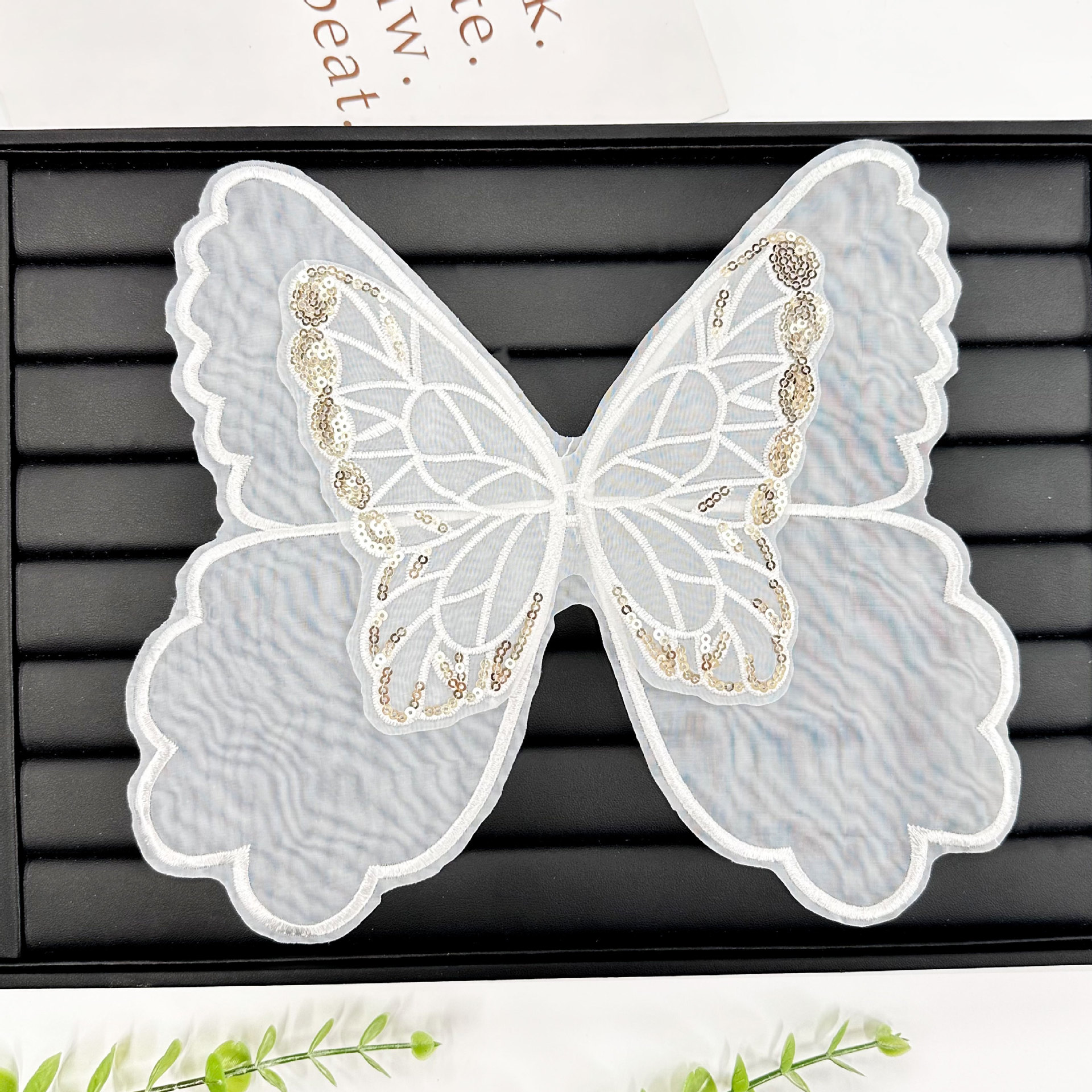 Doble capa de cuentas de oro blanco mariposa tela pegada diy accesorios de bordado de encaje hechos a mano