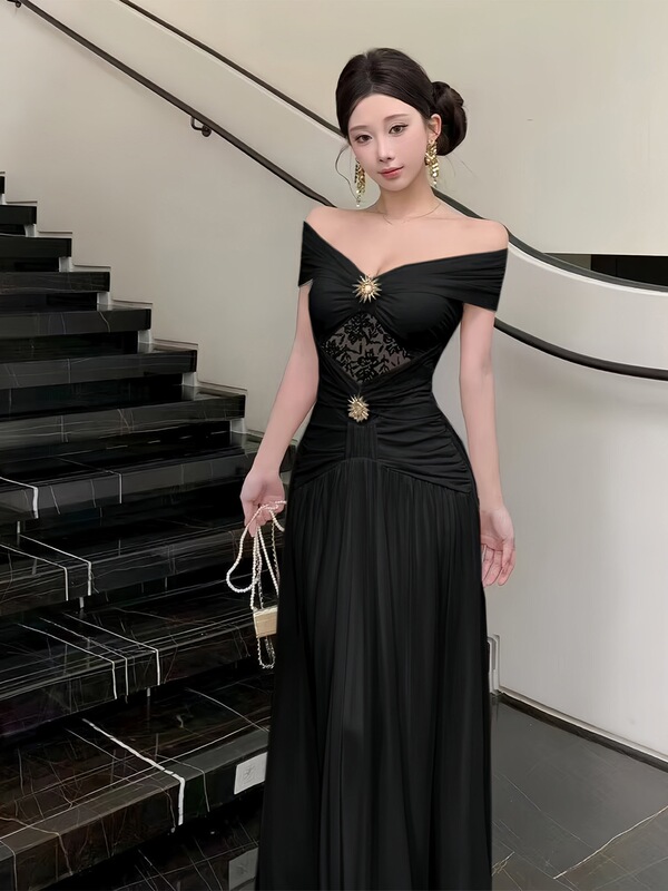 Hepburn-Style Little Black Dress with a High-End Feel, Mature and Elegant One-Shoulder Design, Slim Fit, Bodycon Long Dress, High-End Exquisite Gown Dress Hepburn-Style Little Black Dress with a High-End Feel, Mature and Elegant One-Shoulder Design, Slim Fit, Bodycon Long Dress, High-End Exquisite Gown Dress