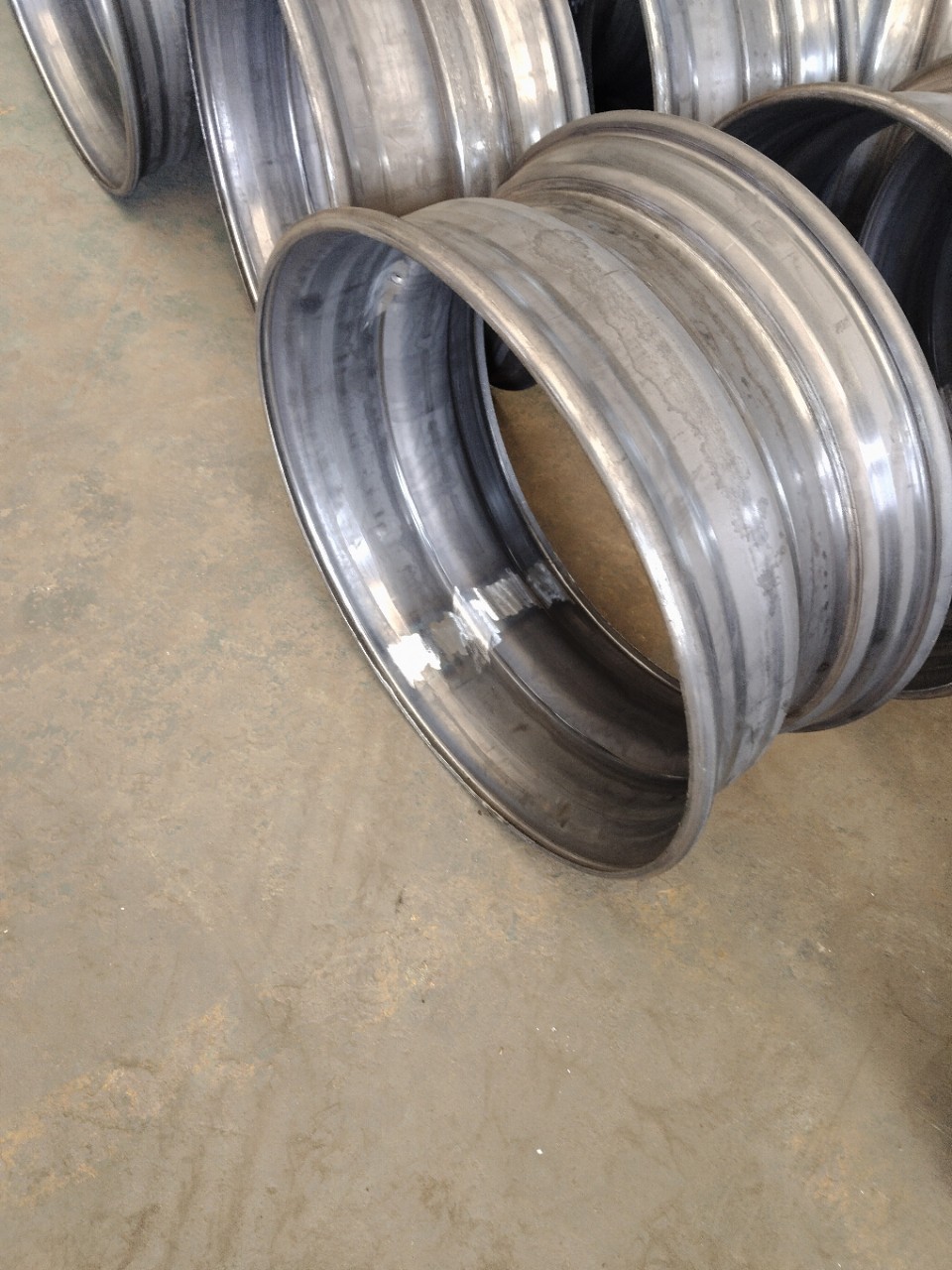 Factory Direct Sales 9.0 * 22.5 Vacuum Steel Ring Wheel Hub Rim