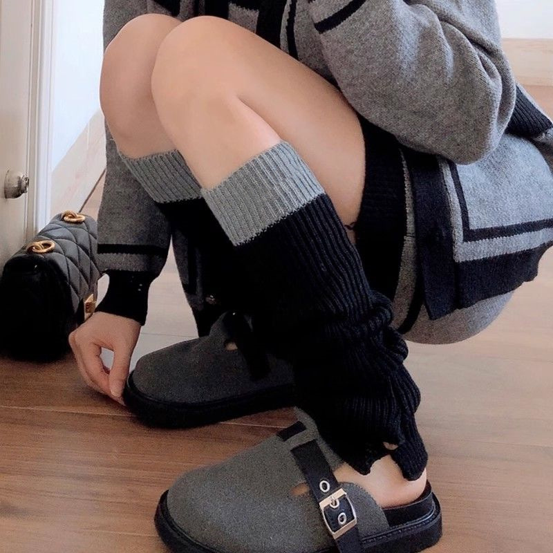 秋冬の灰色のウールのニットの靴下の女性の厚い足のカバーは黒色のすねの靴下のカバーの白い中筒の靴下をつなぎ合わせます。|undefined