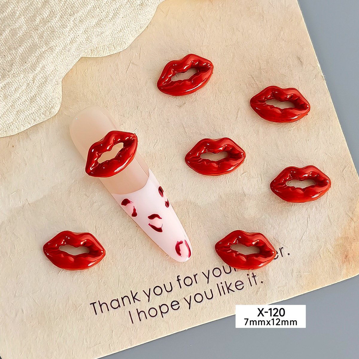 Joyas de uñas lápiz labial grande aleación de labios rojos uñas maquillaje decoración de goteo de aceite al por mayor Navidad material de uñas corte