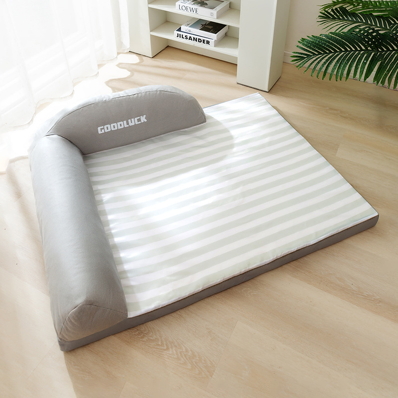 Sofá estriado simple con respaldo para perros grandes con pelo dorado en verano con perros frescos y almohada de cuello alta para mascotas