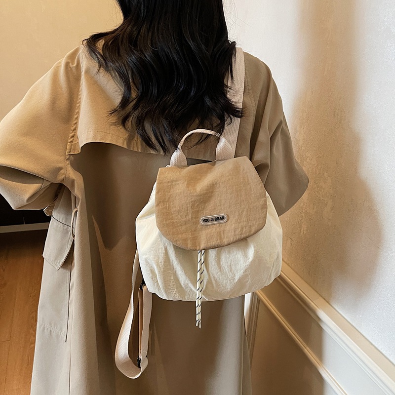 Bolsa de nylon ligera de moda para mujeres 2025 nueva moda versátil estilo coreano para estudiantes universitarios viajes mochila de hombro