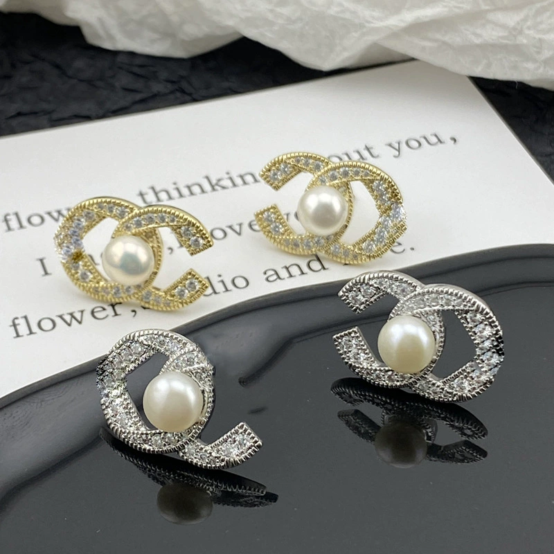 Качественные серьги с буквами, в стиле Chanel, лёгкая роскошь, высококлассный стиль, яркий заметный образ, французский стиль