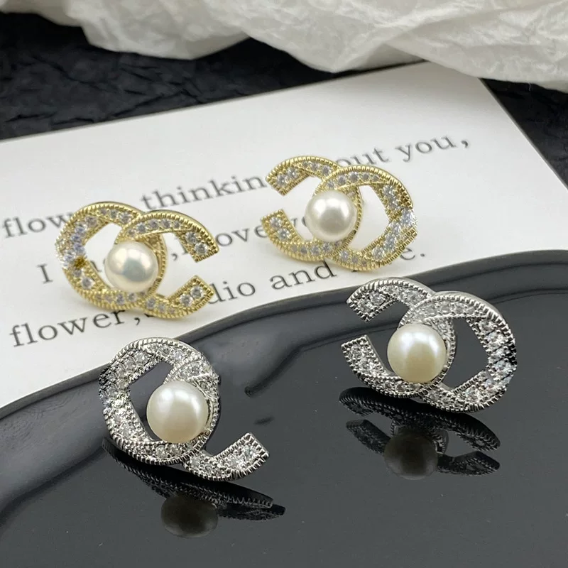 Качественные серьги с буквами, в стиле Chanel, лёгкая роскошь, высококлассный стиль, яркий заметный образ, французский стиль