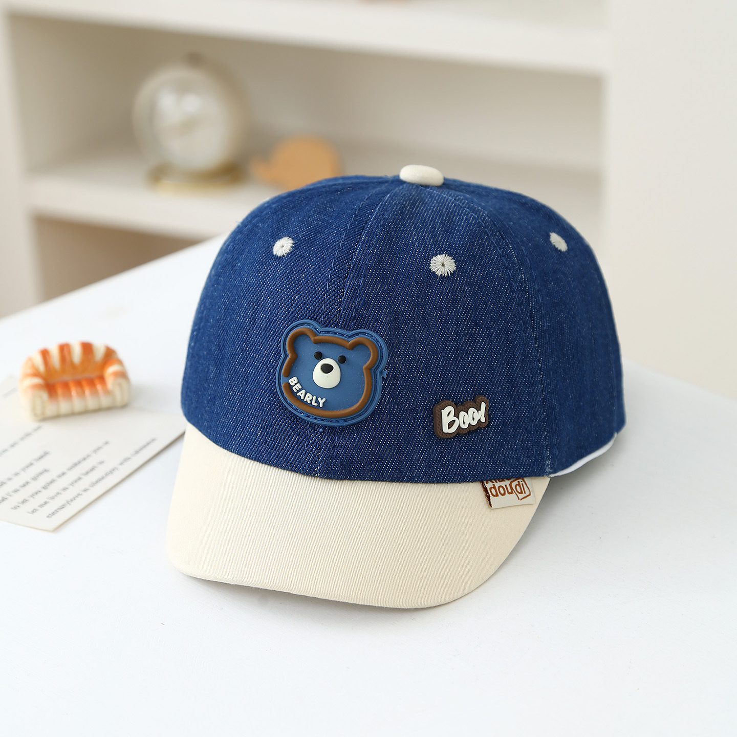 Chapéu de Sol Infantil Casual com Proteção Solar UPF 50+ Chapéu Infantil em Jeans com Blocos de Cores Coleção Primavera/Verão 2026 Novo Boné de Beisebol com Estampa de Urso para Meninos_voghion.com