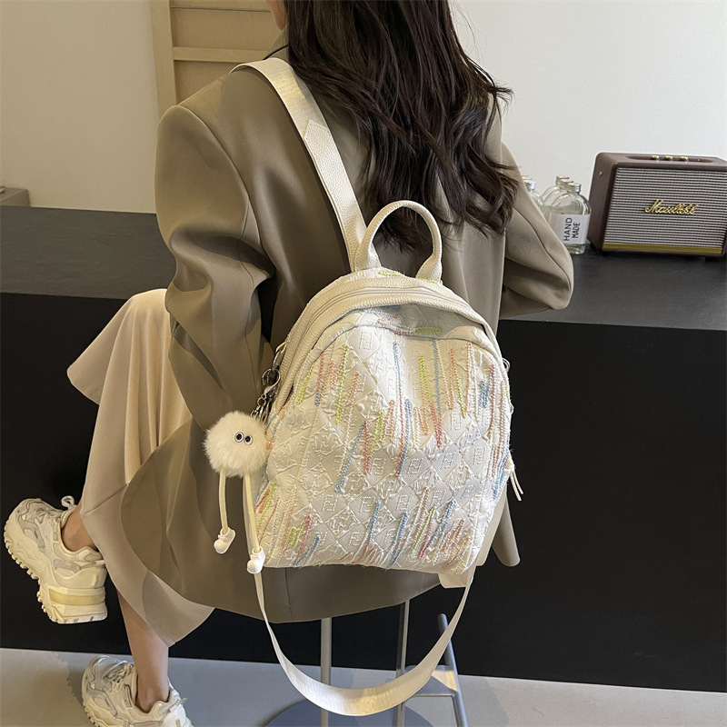 Mochila de nailon para mujer 2024 nueva mochila pequeña de color de contraste de moda salvaje mochila de viaje ligero al por mayor